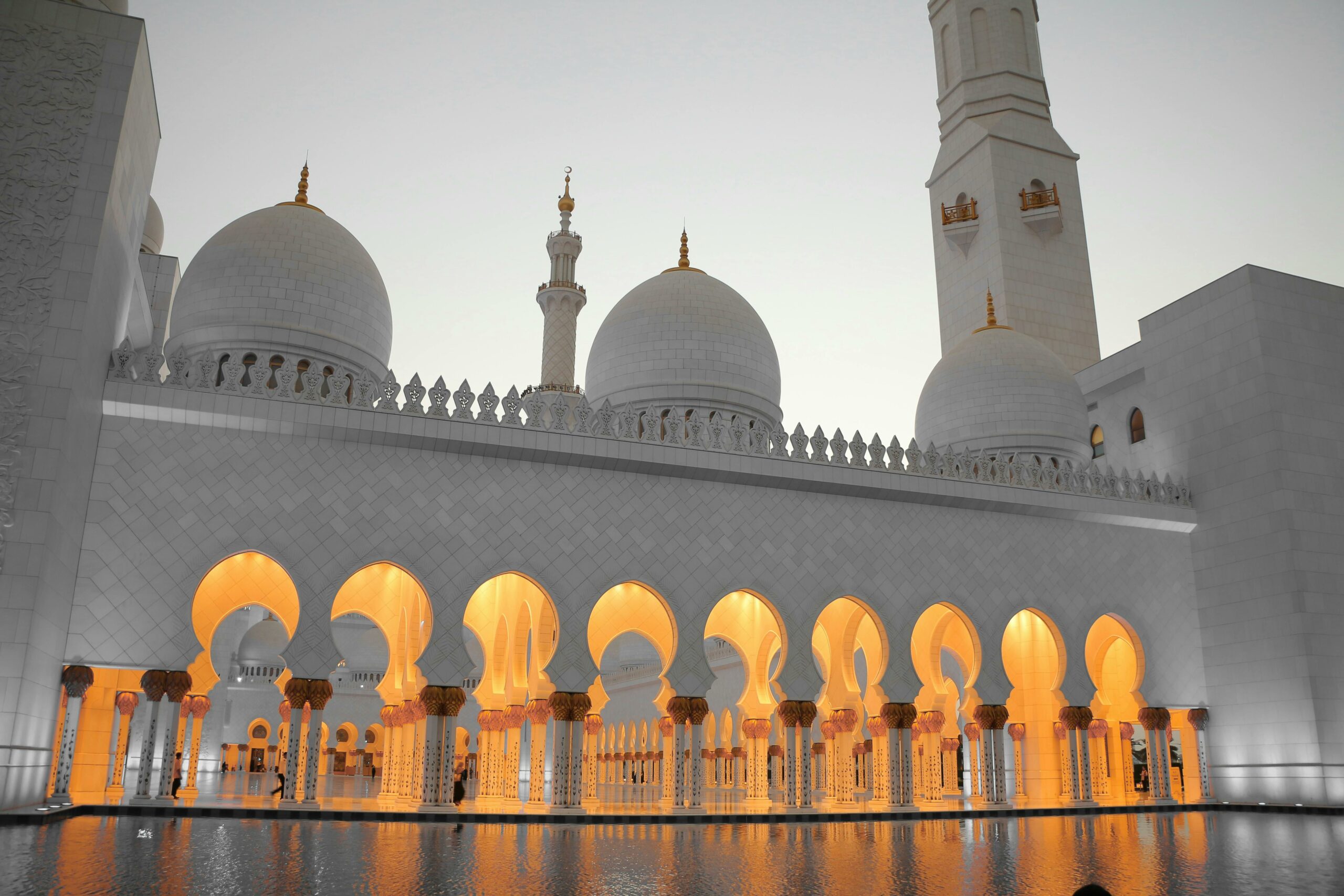 Arcades d’une mosquée illuminées au crépuscule