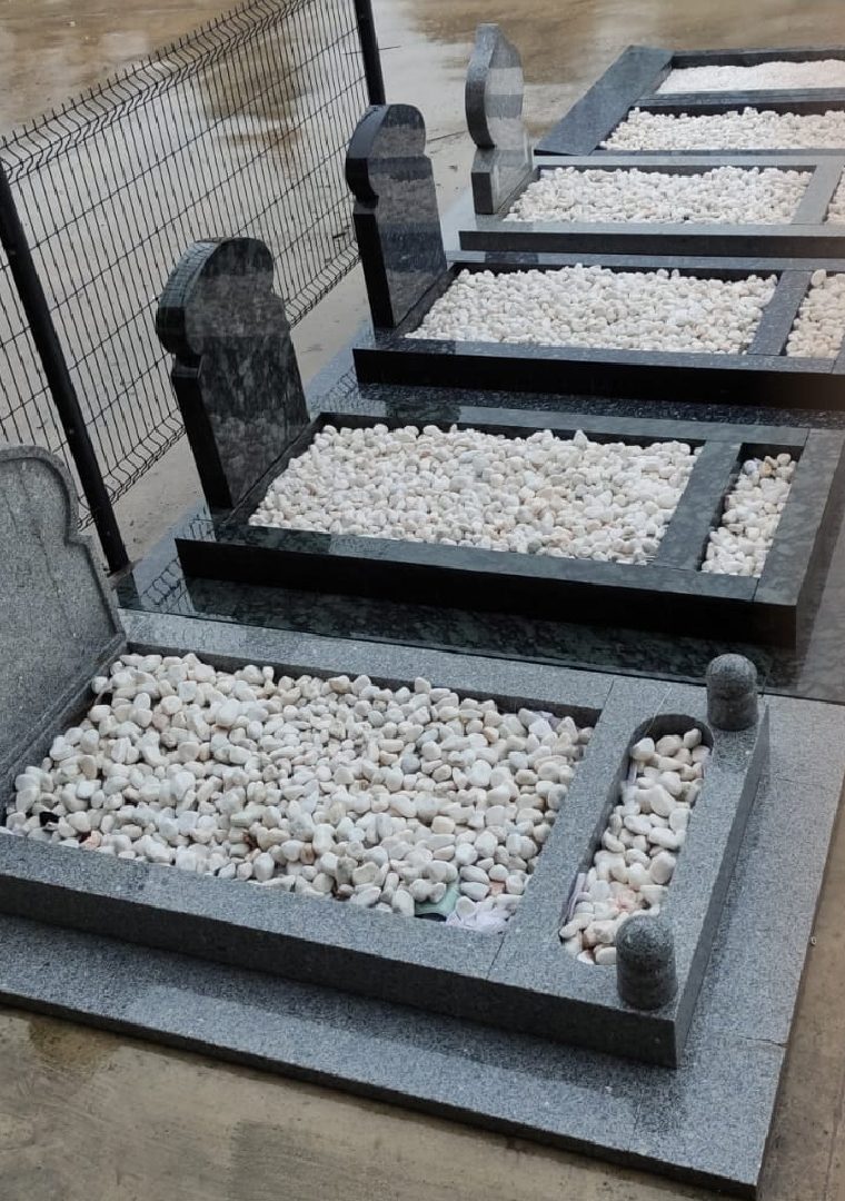 Pierres tombales musulmanes en granit avec gravier blanc