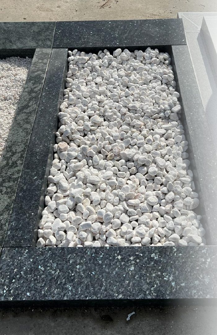 Semelle de tombe avec fausse case et gravier blanc
