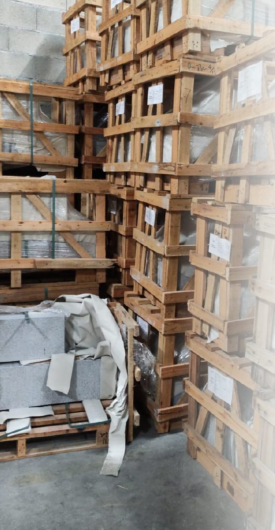 Stock de pierres tombales en caisses dans l’atelier de marbrerie