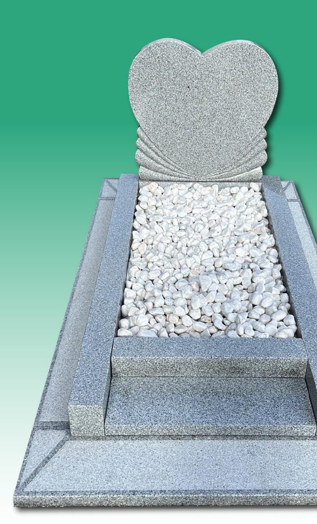 Tombe en granit gris avec stèle en forme de cœur