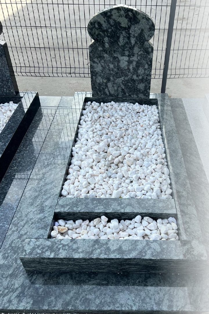 Tombe musulmane en granit vert avec gravier blanc