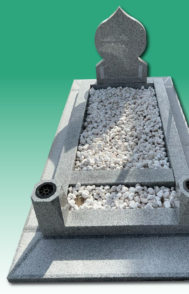 Tombe musulmane avec stèle en forme de dôme et gravier blanc